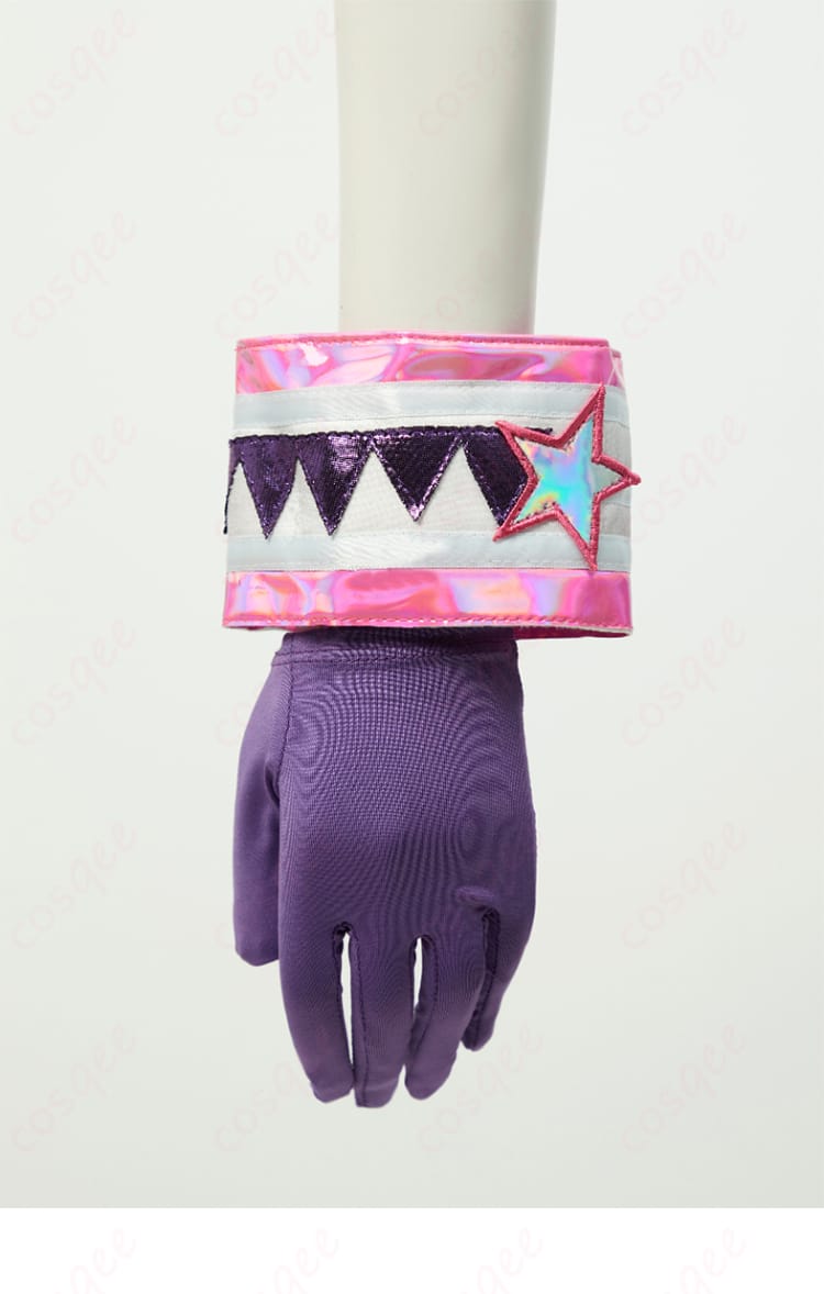 コスプレ衣装の手首と手袋のディテール画像、細かなデザインが目を引く。