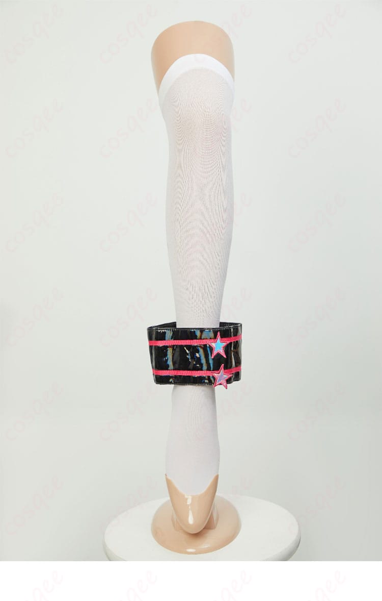 コスプレ衣装の足元、腿に装飾が施されたデザイン。