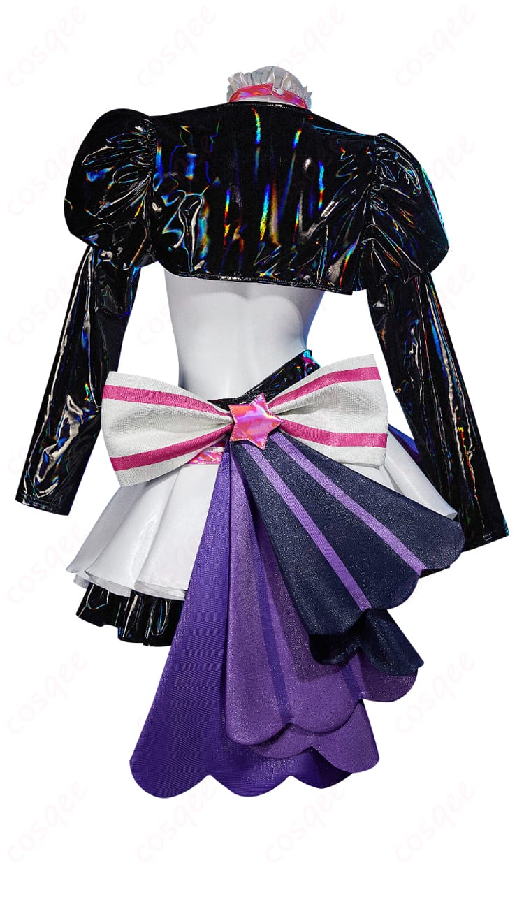 コスプレ衣装の背面画像、背部の蝶結びと装飾が美しい。