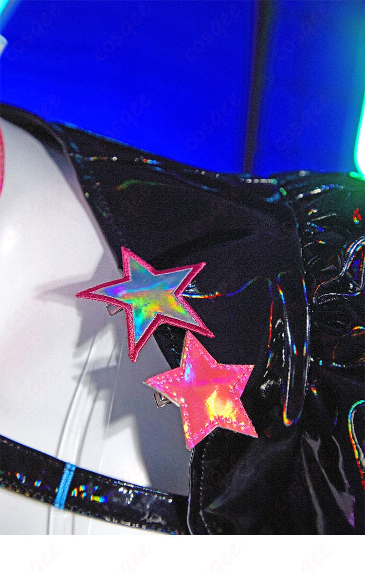 コスプレ衣装左肩の装飾ディテール、衣装の細かいデザイン。