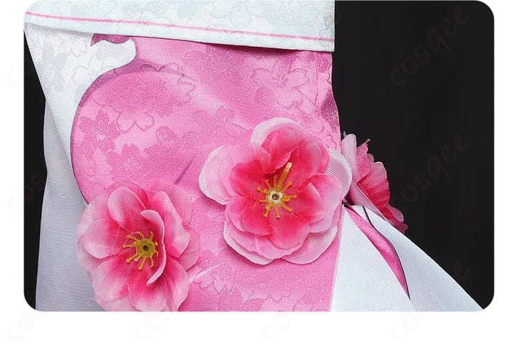 桜ミクコスプレ衣装の衣袖に施された花飾りのディテール。華やかな装飾が魅力的です。