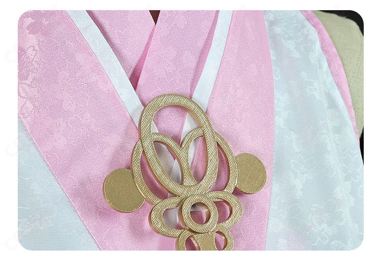 桜ミクコスプレ衣装の領口装飾の細部。刺繍やデザインの精巧さが際立っています。