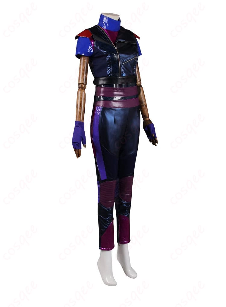 マル・バーサ コスプレ衣装の右側からの写真、肩袖装飾と衣装の全体的なラインが特徴。