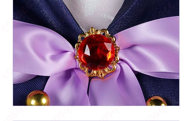 衣領の蝶型宝石装飾のディテール、豪華なアクセント