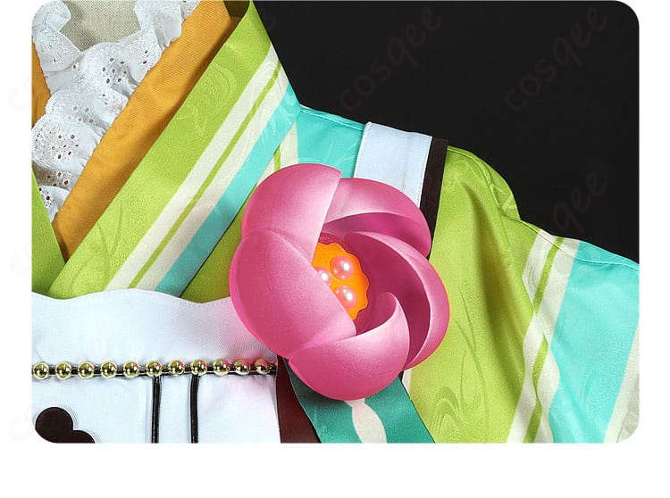 胸の花飾りのディテール、華やかな印象を与えます。