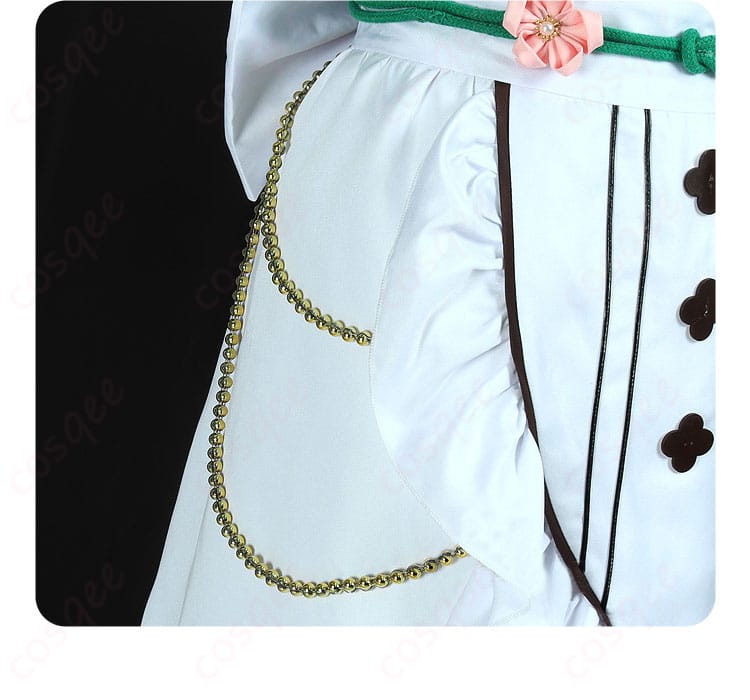 衣装の襟に施されたビーズ装飾、細かなディテールで上品さを演出。