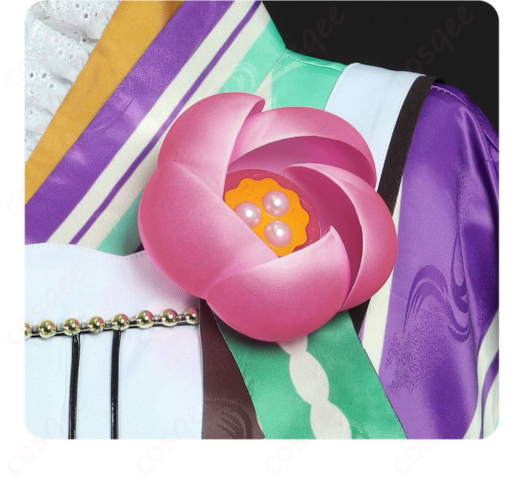 コスプレ衣装の胸飾りの花模様、デザインが精緻で華やかさを添えています。