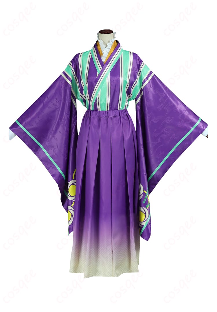 コスプレ衣装の正面の装飾ディテール、刺繍とチェーンが細部まで再現されています。