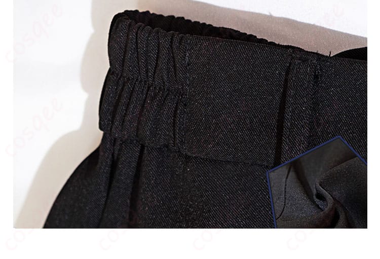 コスプレ衣装のズボン部分とズボンのウエストバンドの詳細。スタイリッシュで動きやすいデザイン。