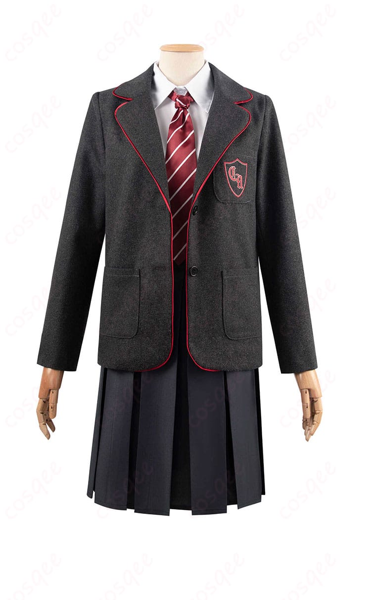 マチルダ・ワームウッドのコスプレ衣装の正面の詳細。コート、シャツ、スカート、ネクタイがしっかりと再現されています。