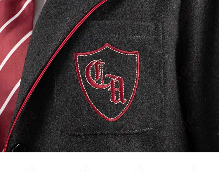 コスプレ衣装の胸前にあるポケットのディテール。デザインや縫製の細かい部分がしっかりと見て取れます。