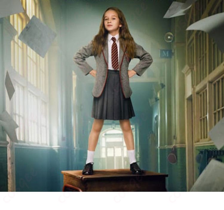 映画『マチルダ・ザ・ミュージカル』のマチルダ・ワームウッドのコスプレ衣装を着たキャラクターイメージ。コスプレ衣装の全体像を確認できます。