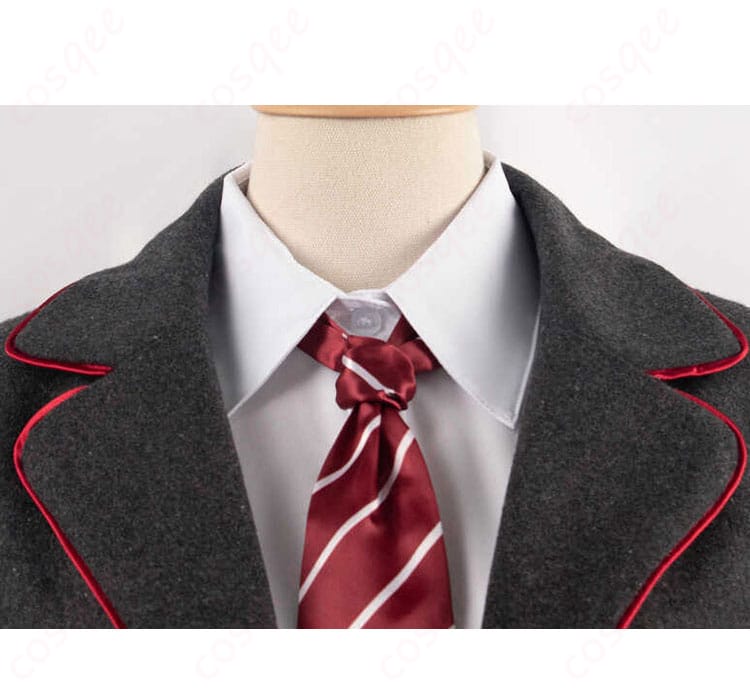 マチルダ・ワームウッドのコスプレ衣装の領口部分のディテール。襟のデザインや刺繍が精巧に再現されています。