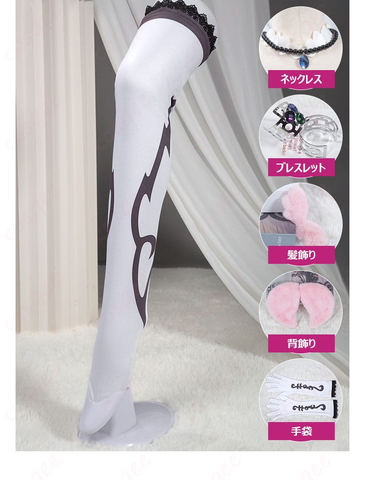 コスプレ衣装の配飾と首飾りのディテール。華やかなアクセサリーがアクセント。