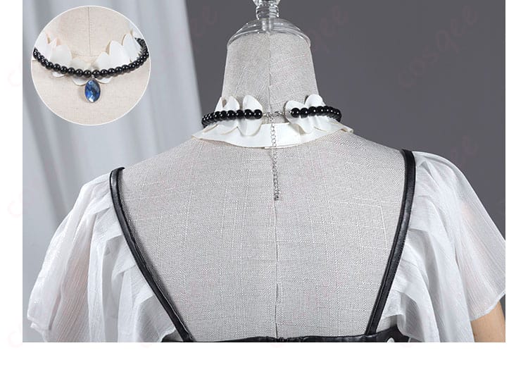 衣装の背面装飾とネックレスのディテール。美しいネックレスと背面デザイン。