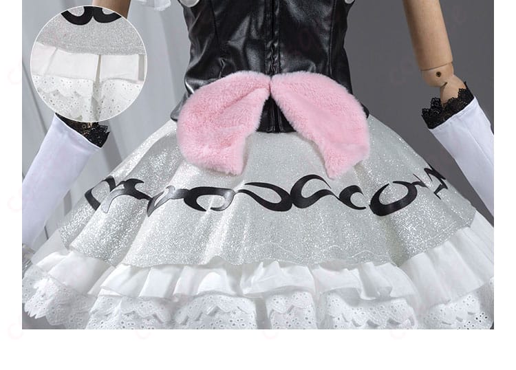 衣装の背部装飾の詳細。背中の装飾が完璧に再現されたデザイン。