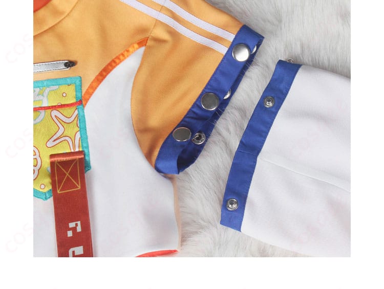 コスプレ衣装の肩袖部分の装飾ディテール。細かい装飾が際立っています。