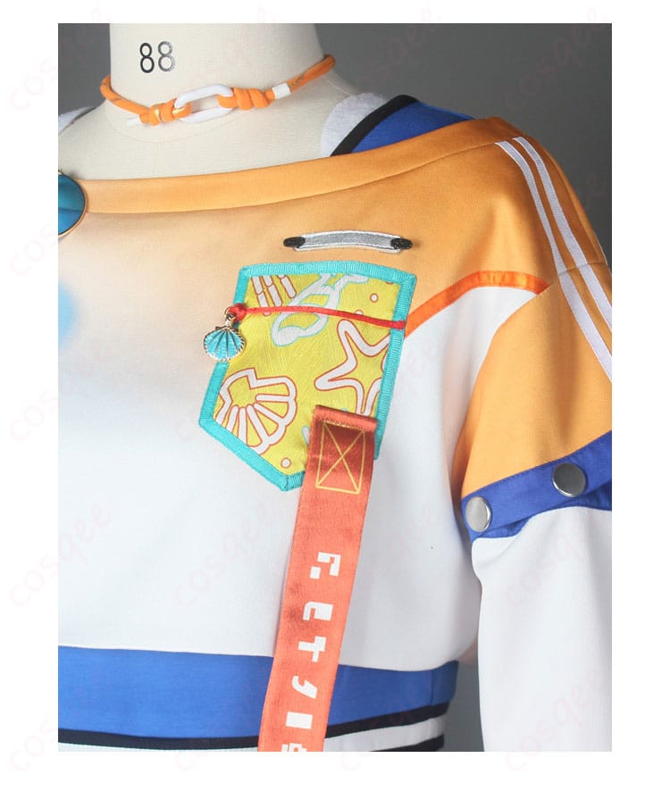 衣装の前胸部分のディテール画像。刺繍や装飾の細かいデザインが見どころ。