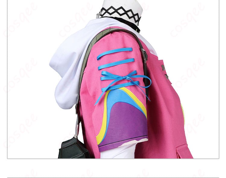 クローヴのコスプレ衣装の肩袖部分の装飾。細部まで再現されたデザインです。