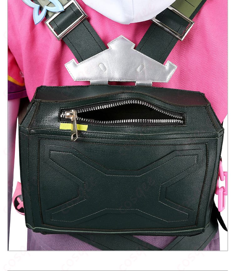 クローヴコスプレ衣装のバックパックジッパー部分。使い勝手にも配慮されています。