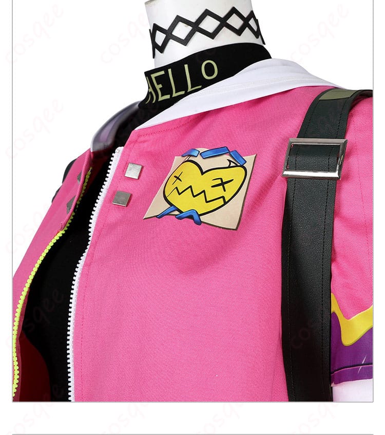 クローヴのコスプレ衣装の前胸部分の装飾。刺繍とデザインに注目。