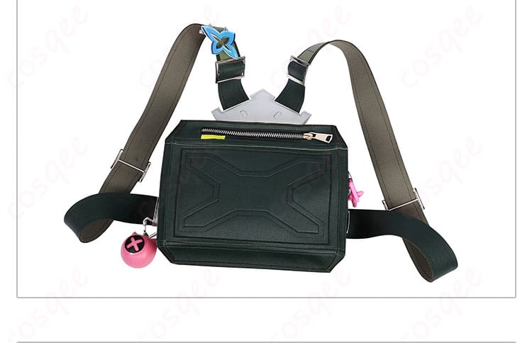 クローヴ衣装のバックパック正面の詳細画像。実用性とデザインを兼ね備えています。