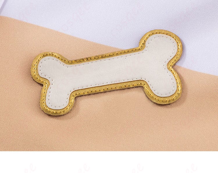 コスプレ衣装の右前胸にある小骨頭アイコンの装飾ディテール。