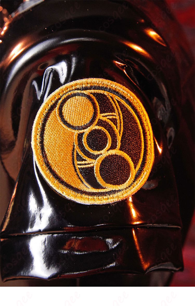 ベヨネッタ2 コスプレ衣装の肩袖部分の装飾のアップ画像。特徴的な肩のデザインとマークが目を引く。