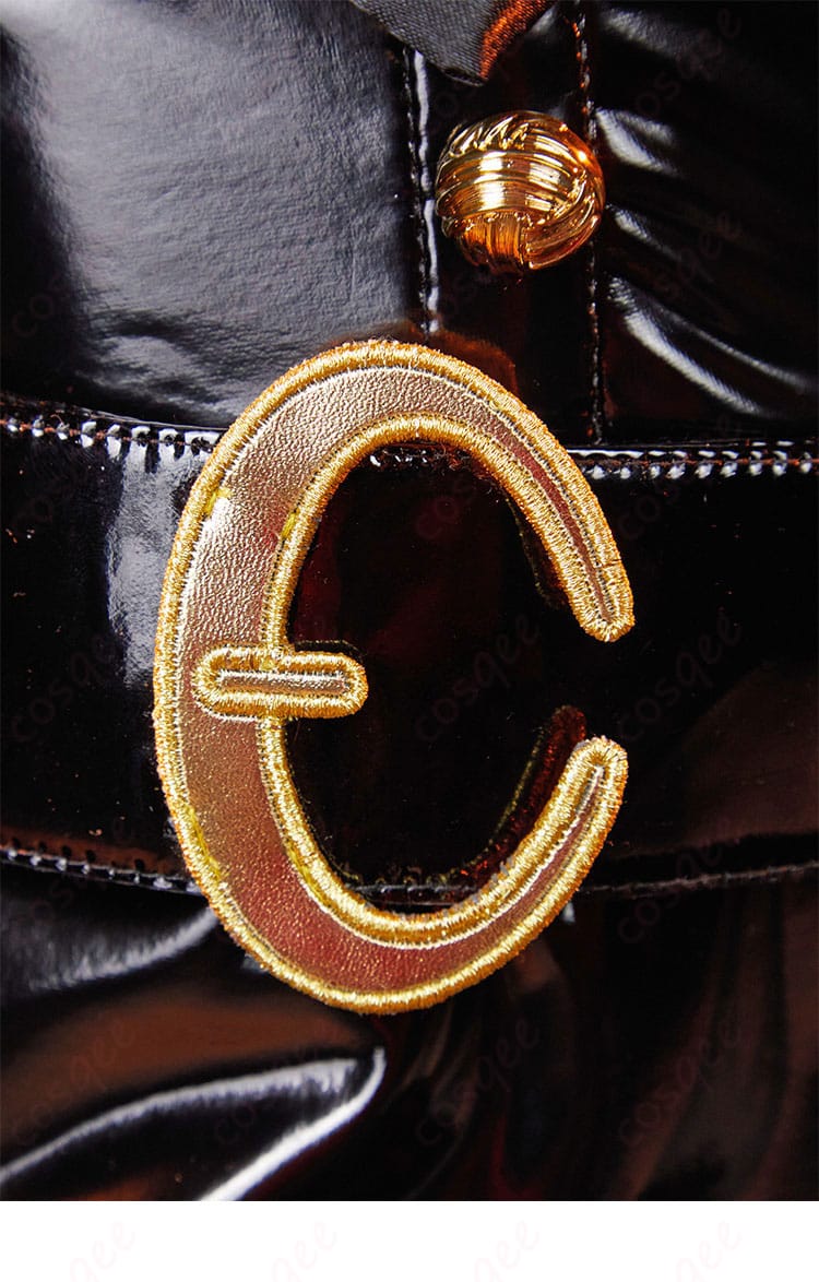 ベヨネッタ2 コスプレ衣装の腰部のC字母装飾のアップ。キャラクターの個性を反映した重要なディテール。