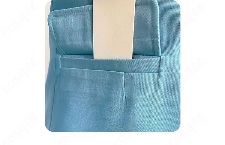 制服の外套にあるポケットのディテール、機能的なデザイン