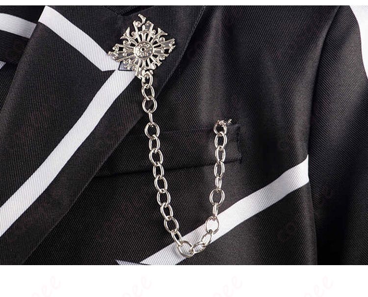 錐生零コスプレ衣装の前胸部分の装飾ディテール。デザインの美しさを堪能できる画像です。