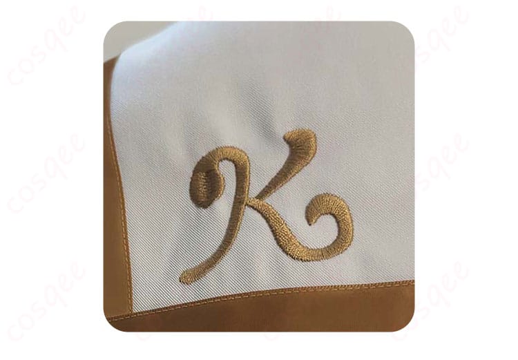 黄前久美子のコスプレ衣装の披肩部分の詳細。肩の装飾が美しく仕上がっており、完璧な再現度。