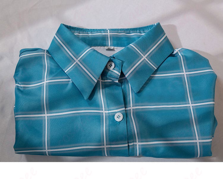 アニー・レスターの青いシャツの正面ビュー。ローソンコラボの特徴的なデザイン。