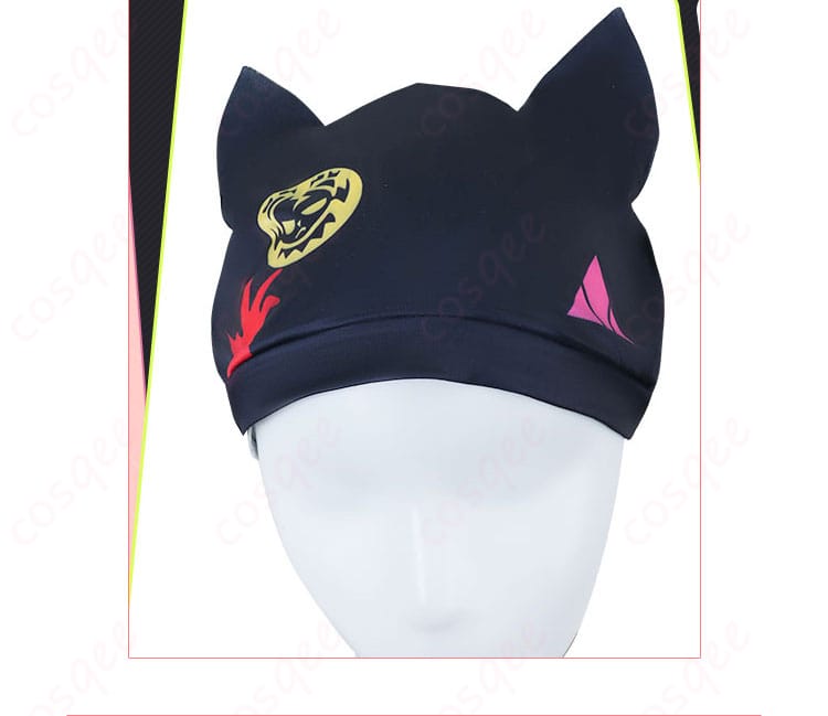 頭部装飾の細部。帽子や髪飾りのディテールがしっかり表現されています。