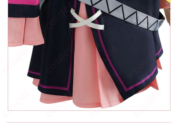 スカートの裾の装飾のディテール。フレアのデザインが特徴的です。