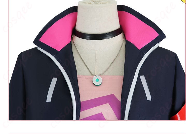 衣服の襟元の装飾のディテール。シンプルでありながら華やかさを演出。