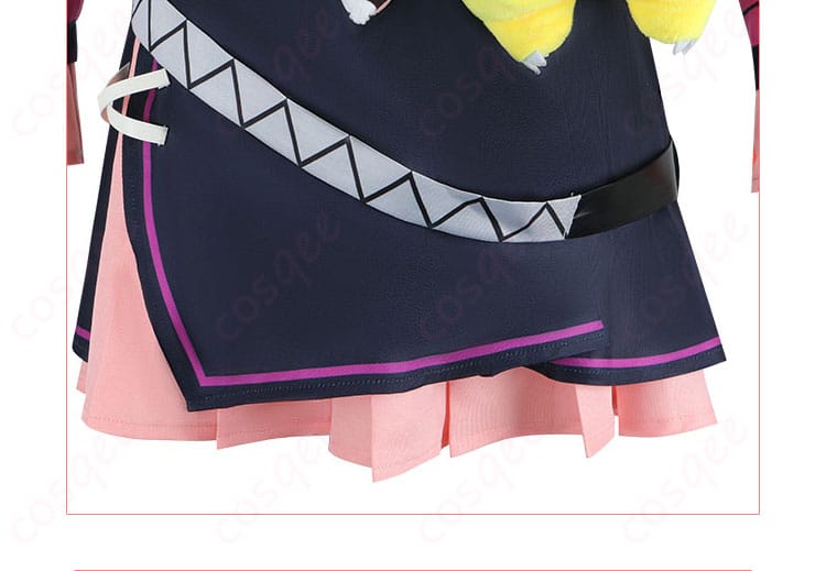 スカートの装飾の細部。素材やデザインが詳細に再現されています。