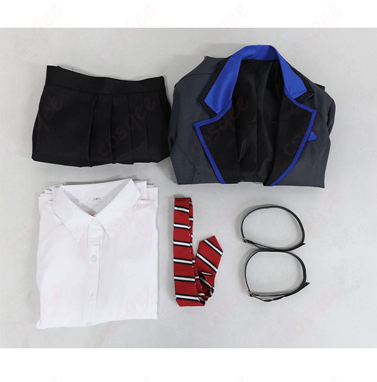 コスプレ衣装のセット内容を示した画像。コート、スカート、シャツなどのアイテムが含まれています。