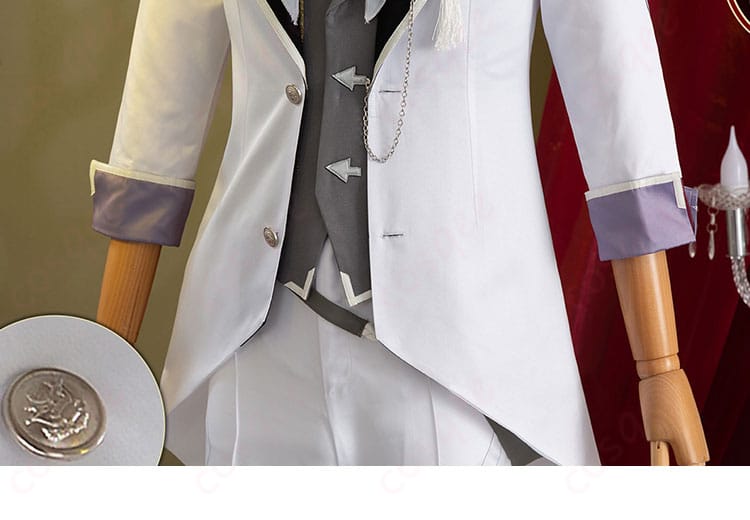 アルジェンティコスプレ衣装の門襟部分とボタン装飾の細かいディテール。