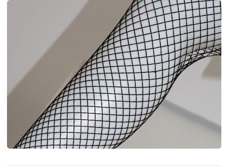 大川村寧 コスプレ衣装の網タイツ部分の細部。細かい編み目と質感がしっかり再現されています。足元にも注目!