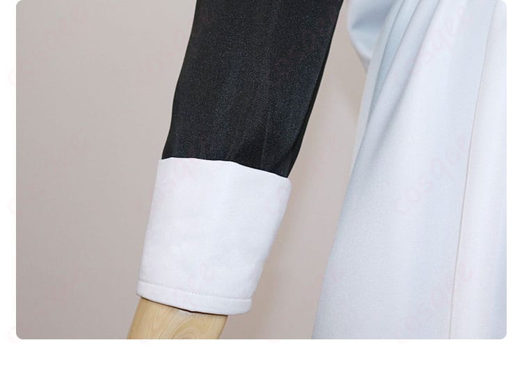 大川村寧 コスプレ衣装の衣袖部分の装飾。袖口のディテールがリアルに再現され、細部にまでこだわりが感じられます。