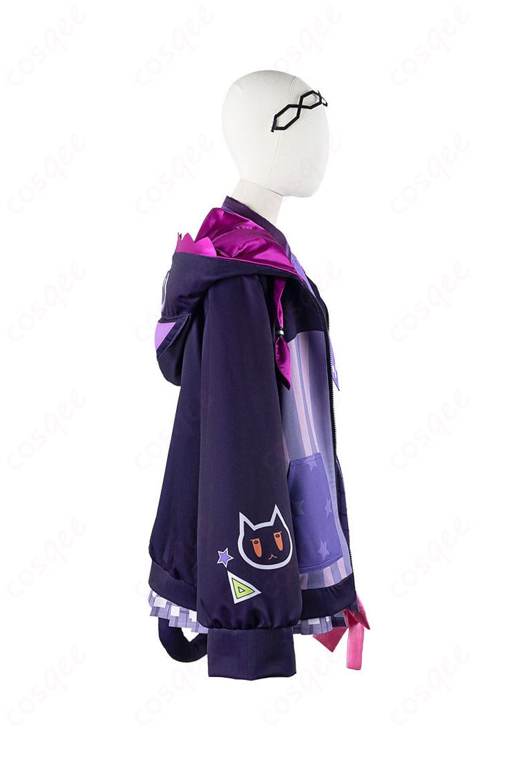 コスプレ衣装の右側のディテールをチェック。シンプルでエレガントなスタイル。