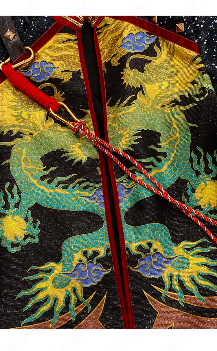 影片みか コスプレ衣装の装飾ディテール。徽章や刺繍、ベルトのデザインなど細部にわたるこだわりが見える画像。