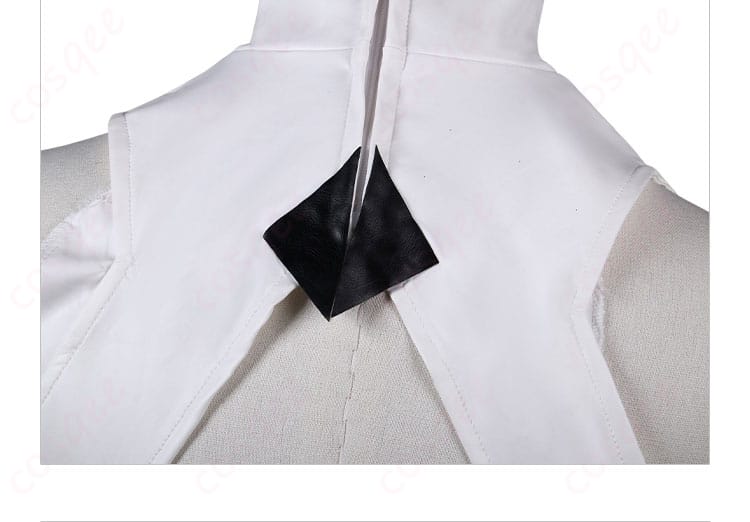 コスプレ衣装の背面ディテール。衣装の後ろ側のデザインや装飾が見やすい画像。