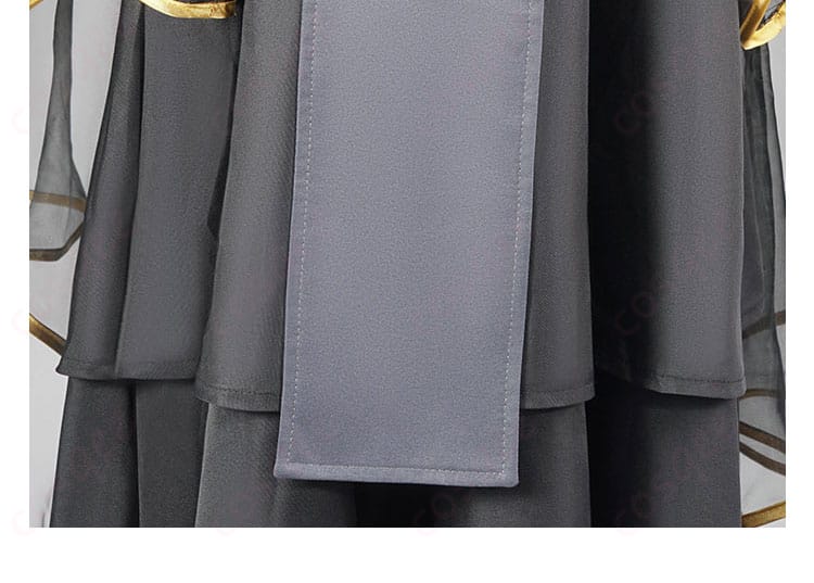 ウェディングドレスのスカート部分の装飾ディテール。華やかなデザインを確認できます。