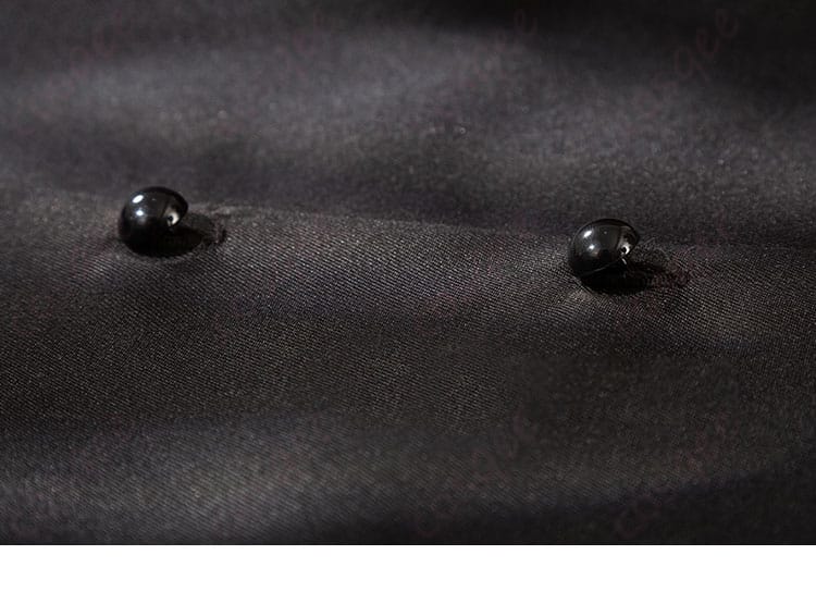 セバスチャン・ミカエリス コスプレ衣装のボタンのディテール。しっかりとした作りで美しい装飾。