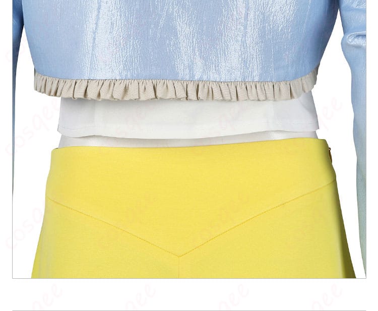 衣装の背面部分、衣裳の美しい裾デザインに焦点を当てた画像。