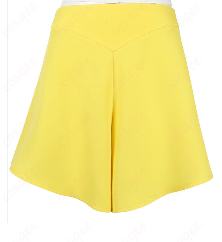 衣装に合わせたパンツの詳細なデザイン、快適さとスタイルを強調。