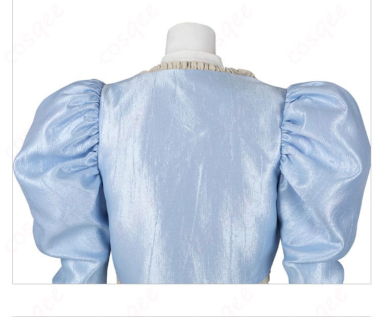 背面から見た衣装の詳細、リアルな再現とデザインを強調。