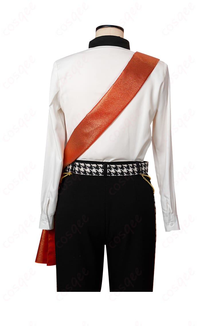 内搭衬衫の背面ディテール、背中の装飾、上質な生地で仕立てたシャツ